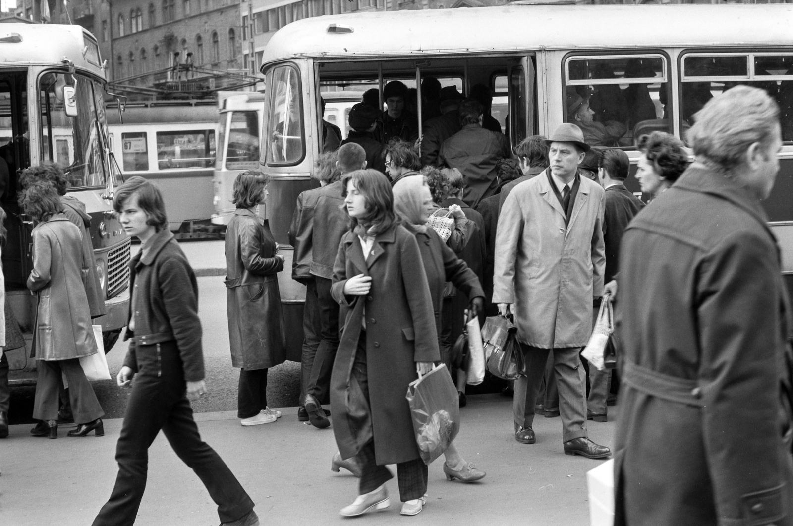 Hungary, Budapest VII.,Budapest VIII., buszmegálló a Blaha Lujza téren, háttérben az Akácfa utca torkolata., 1972, ETH Zürich, Budapest, Fortepan #211308