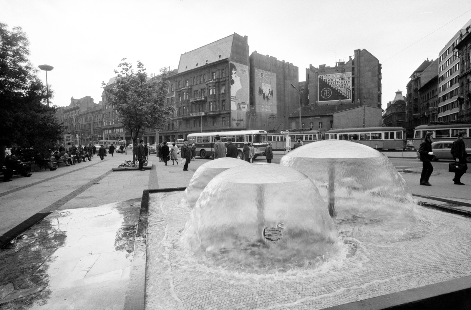Hungary, Budapest VIII., Blaha Lujza tér, háttérben a Rákóczi út Klauzál utca - Akácfa utca közötti szakasza., 1972, ETH Zürich, Budapest, firewall, fountain, bus, Fortepan #211310