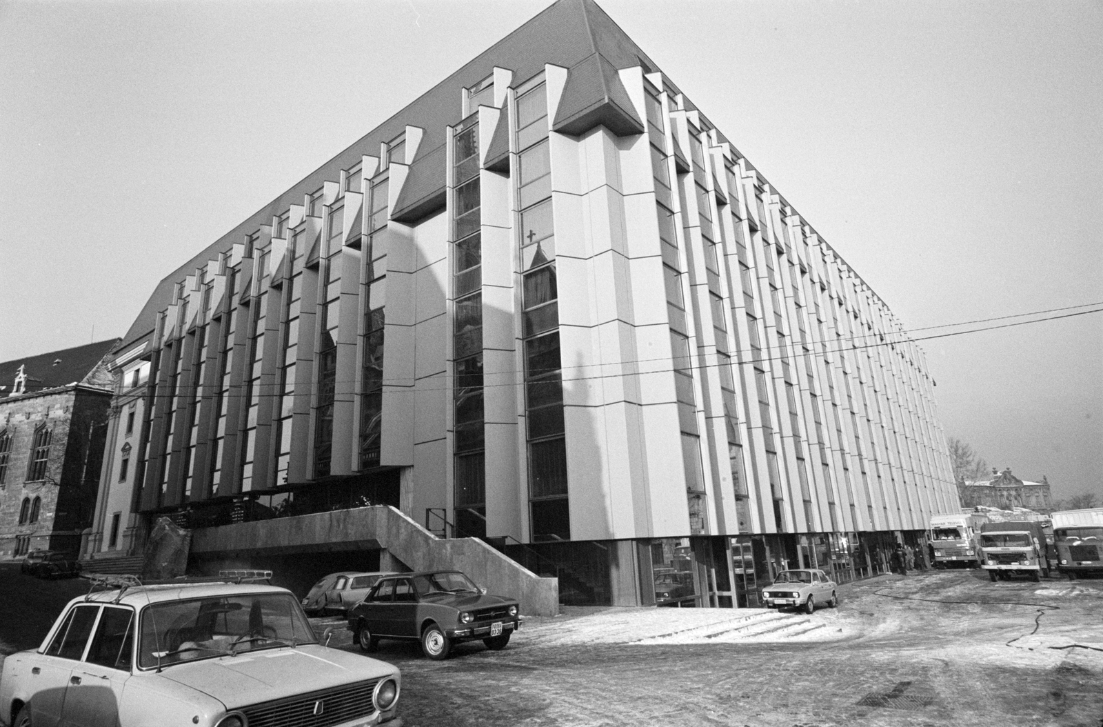 Hungary, Budapest I., a Hilton szálló a Halászbástya felöl nézve, balra a Szentháromság tér., 1977, ETH Zürich, Budapest, Fortepan #211316