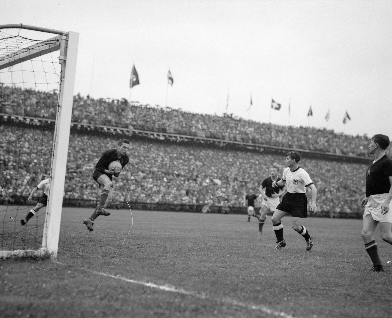 Switzerland, Bern, Wankdorfstadion, NSZK - Magyarország (3:2) VB döntő mérkőzés 1954. július 4. Grosics Gyula kezében a labda., 1954, ETH Zürich, football, celebrity, goalkeeper, Fortepan #211320