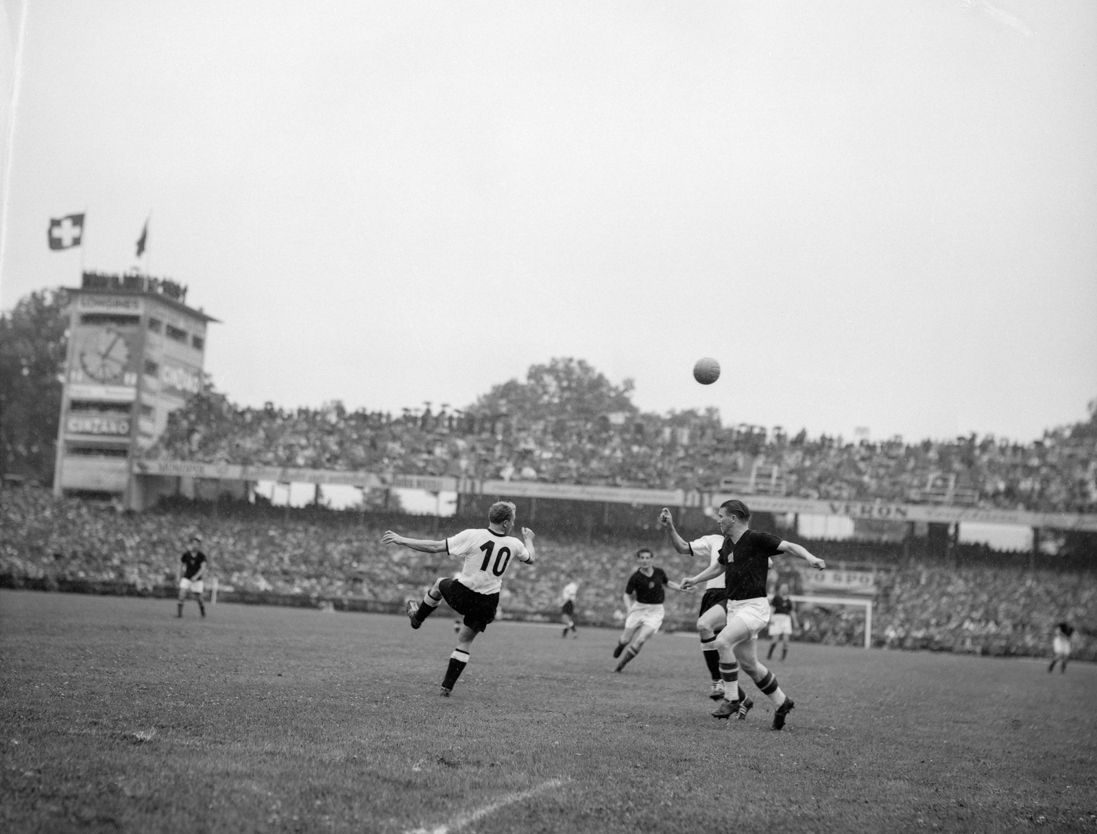 Switzerland, Bern, Wankdorfstadion, NSZK - Magyarország (3:2) VB döntő mérkőzés 1954. július 4. Előtérben jobbra Puskás Ferenc, balra a 10-es számú német labdarúgó Werner Liebrich., 1954, ETH Zürich, football, celebrity, Fortepan #211324