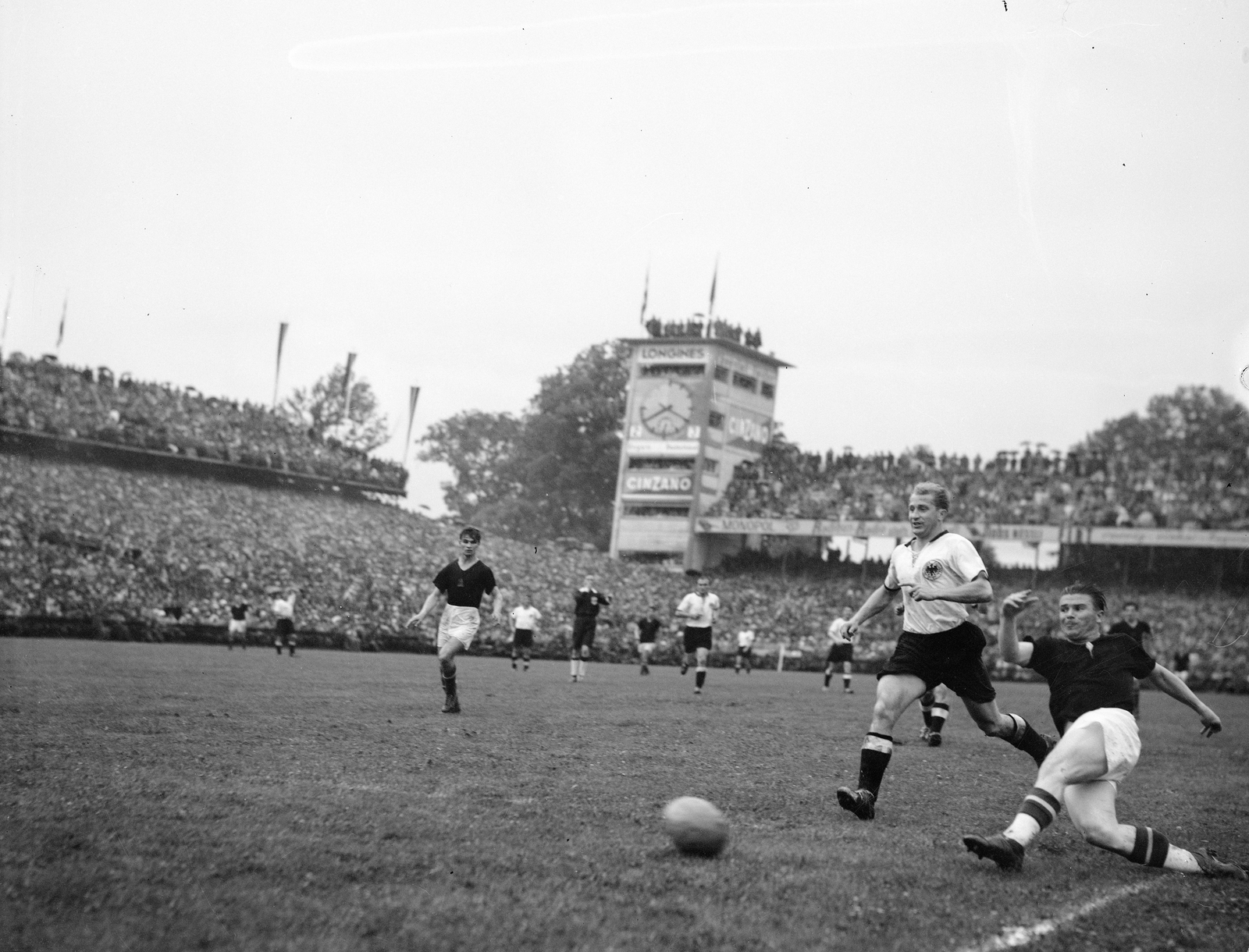 Switzerland, Bern, Wankdorfstadion, NSZK - Magyarország (3:2) VB döntő mérkőzés 1954. július 4. Középen Kocsis Sándor, jobbra elcsúszva lő Puskás Ferenc., 1954, ETH Zürich, football, celebrity, Fortepan #211325