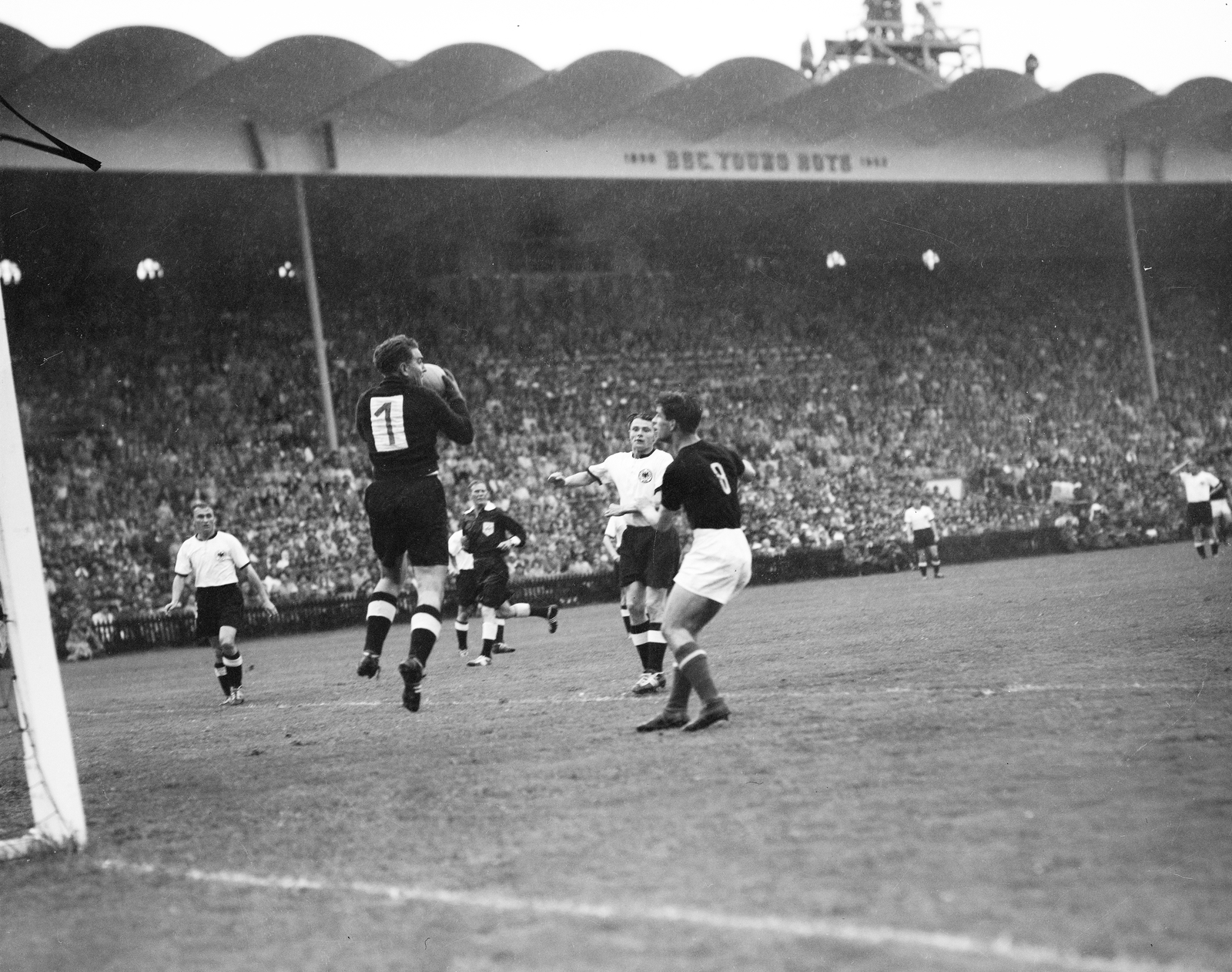 Switzerland, Bern, Wankdorfstadion, NSZK - Magyarország (3:2) VB döntő mérkőzés 1954. július 4., 1954, ETH Zürich, football, goalkeeper, Fortepan #211330