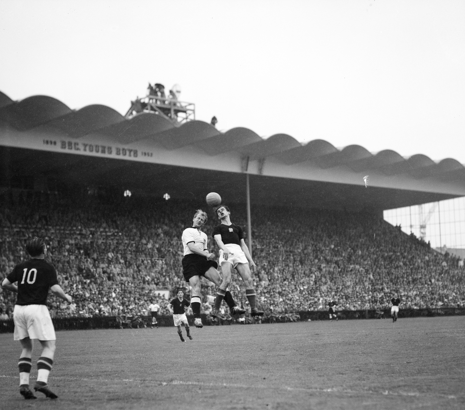 Switzerland, Bern, Wankdorfstadion, NSZK - Magyarország (3:2) VB döntő mérkőzés 1954. július 4., 1954, ETH Zürich, Best of, football, fight, jump, Fortepan #211337