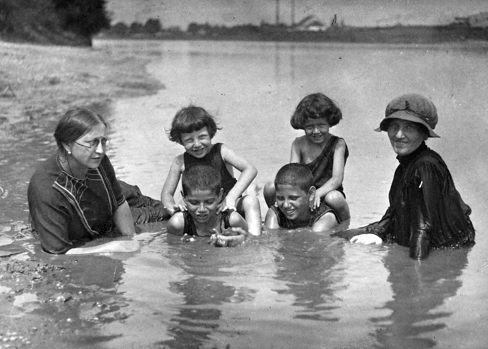 Romania,Transylvania, Arad, Maros-part., 1921, Del Medico Imre, bathing suit, tableau, women, bathing, kids, twins, sitting on the back of a man, Fortepan #21135