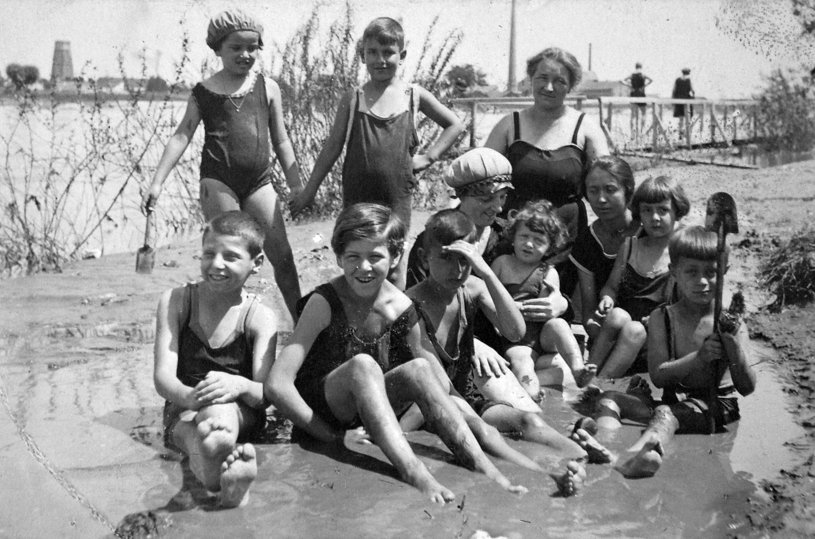 Romania,Transylvania, Arad, Maros-part., 1921, Del Medico Imre, beach, bathing suit, tableau, women, kids, shore, Fortepan #21142