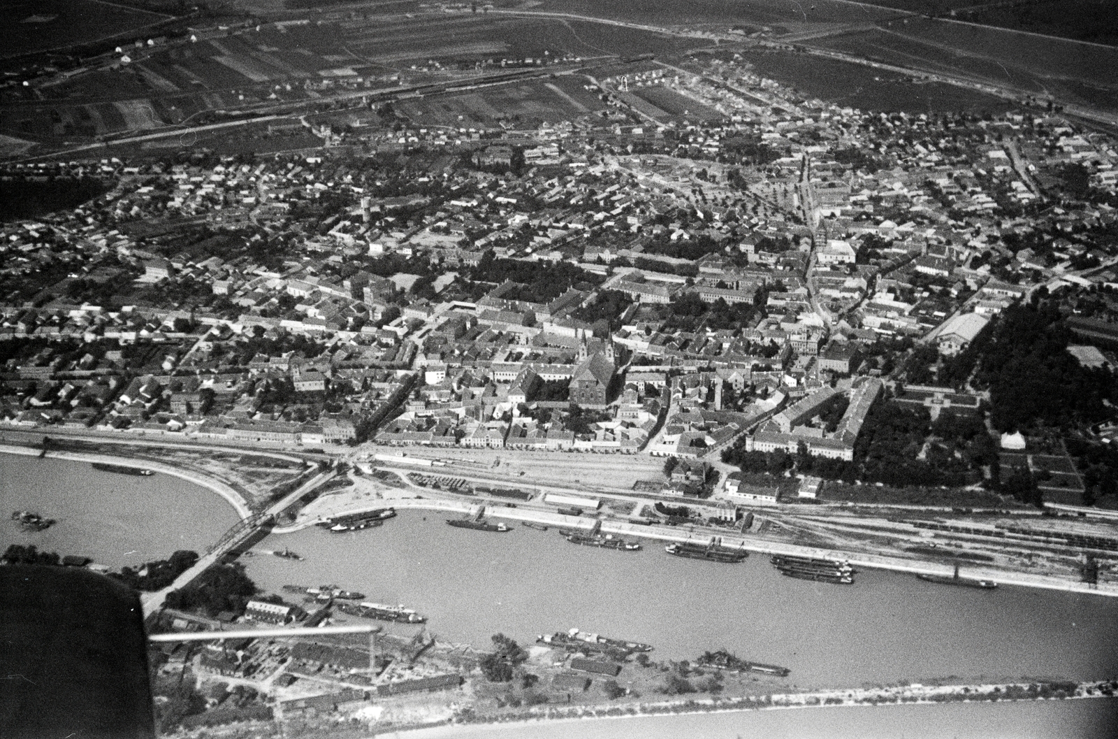 Szlovákia, Komárom, a légifotó alsó részén az Erzsébet-sziget, fölötte a Kis-Duna-ág hídja. A hídfő fölött balra a Legszentebb Istenanya Szerb Ortodox Templom (Kostol Presvätej Bohorodičky), jobbra a Szent András-templom látszik., 1932, ETH Zürich, Fortepan #211420