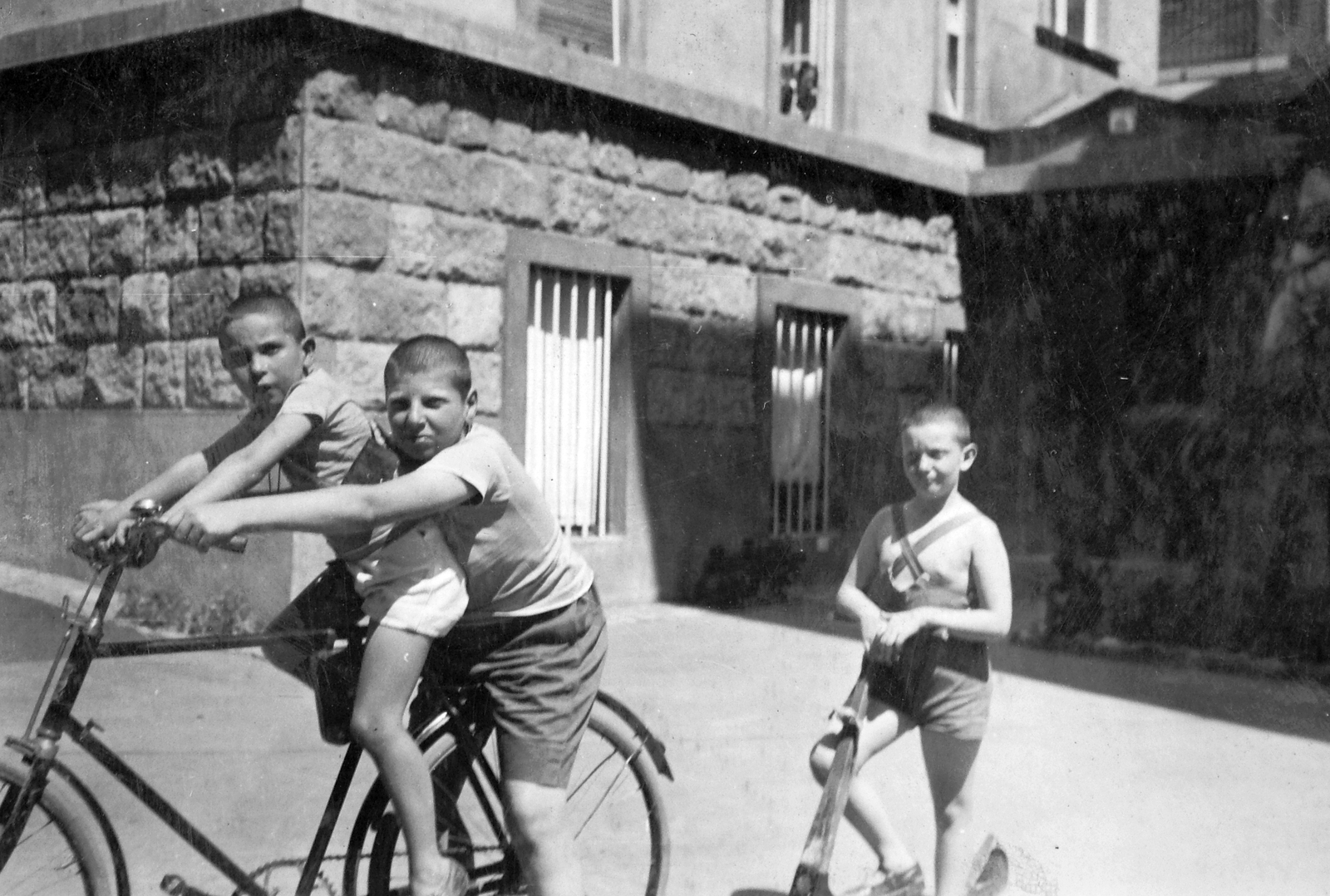 Hungary, Budapest II., Keleti Károly utca 15., 1931, Del Medico Imre, bicycle, yard, scooter, boy, Budapest, Fortepan #21147
