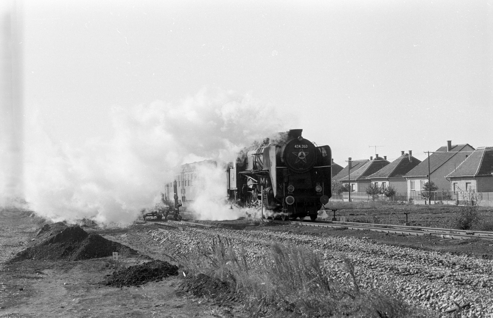 Hungary, a vonat Gyöngyös felé tart, háttérben a Vasút utca házai., 1983, ETH Zürich, steam locomotive, MÁV Class 424, Fortepan #211489