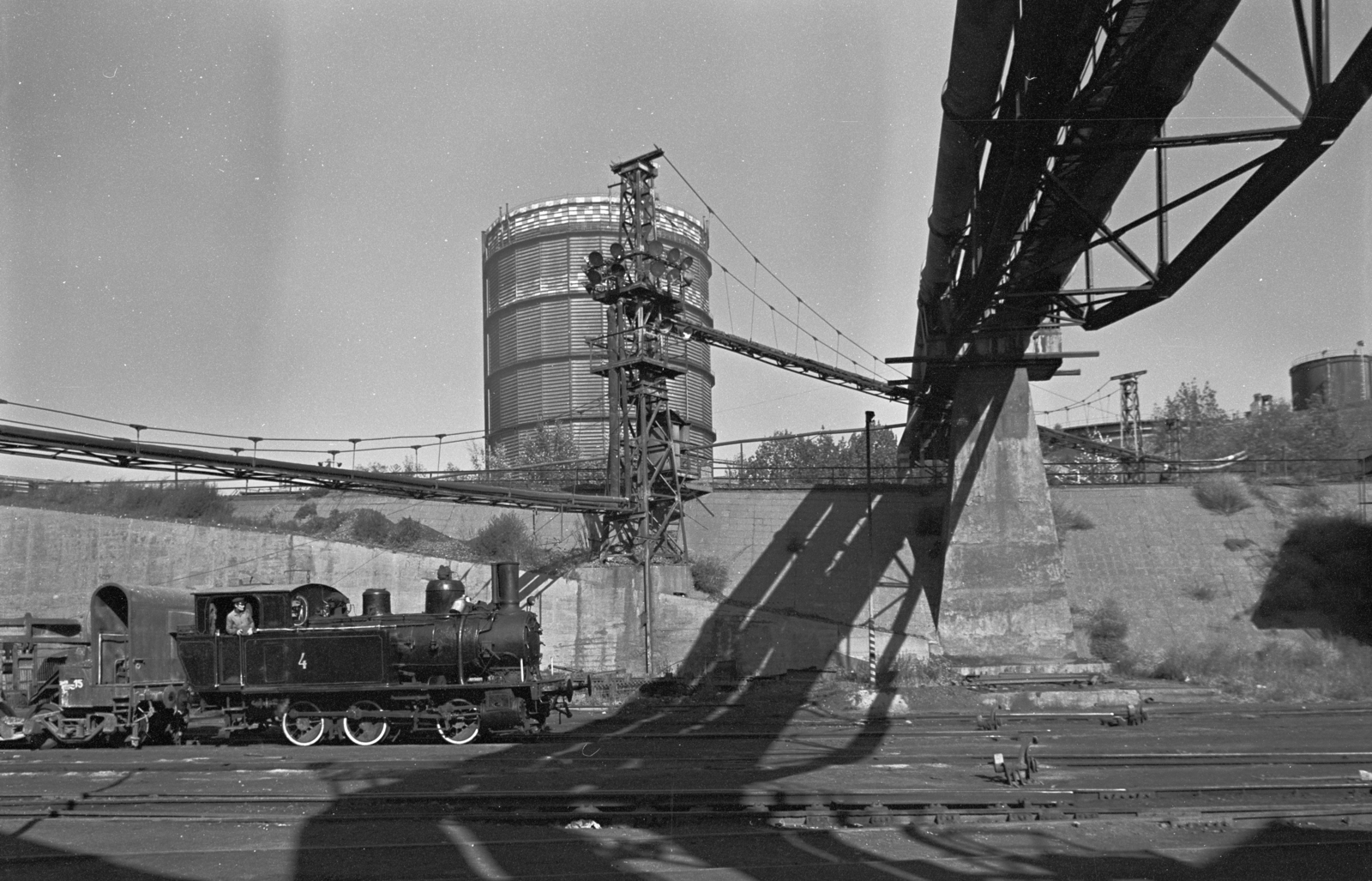 Hungary, Ózd, Ózdi Kohászati Üzemek, 4-es pályaszámú gőzmozdony, háttérben az az Istenmezői gáztározó., 1983, ETH Zürich, steam locomotive, Fortepan #211491