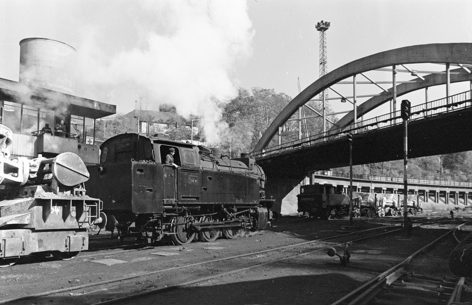 Hungary, Ózd, Ózdi Kohászati Üzemek, 318.19 pályaszámú gőzmozdony a Gyár utcai vasúti felüljárónál., 1983, ETH Zürich, steam locomotive, Fortepan #211505
