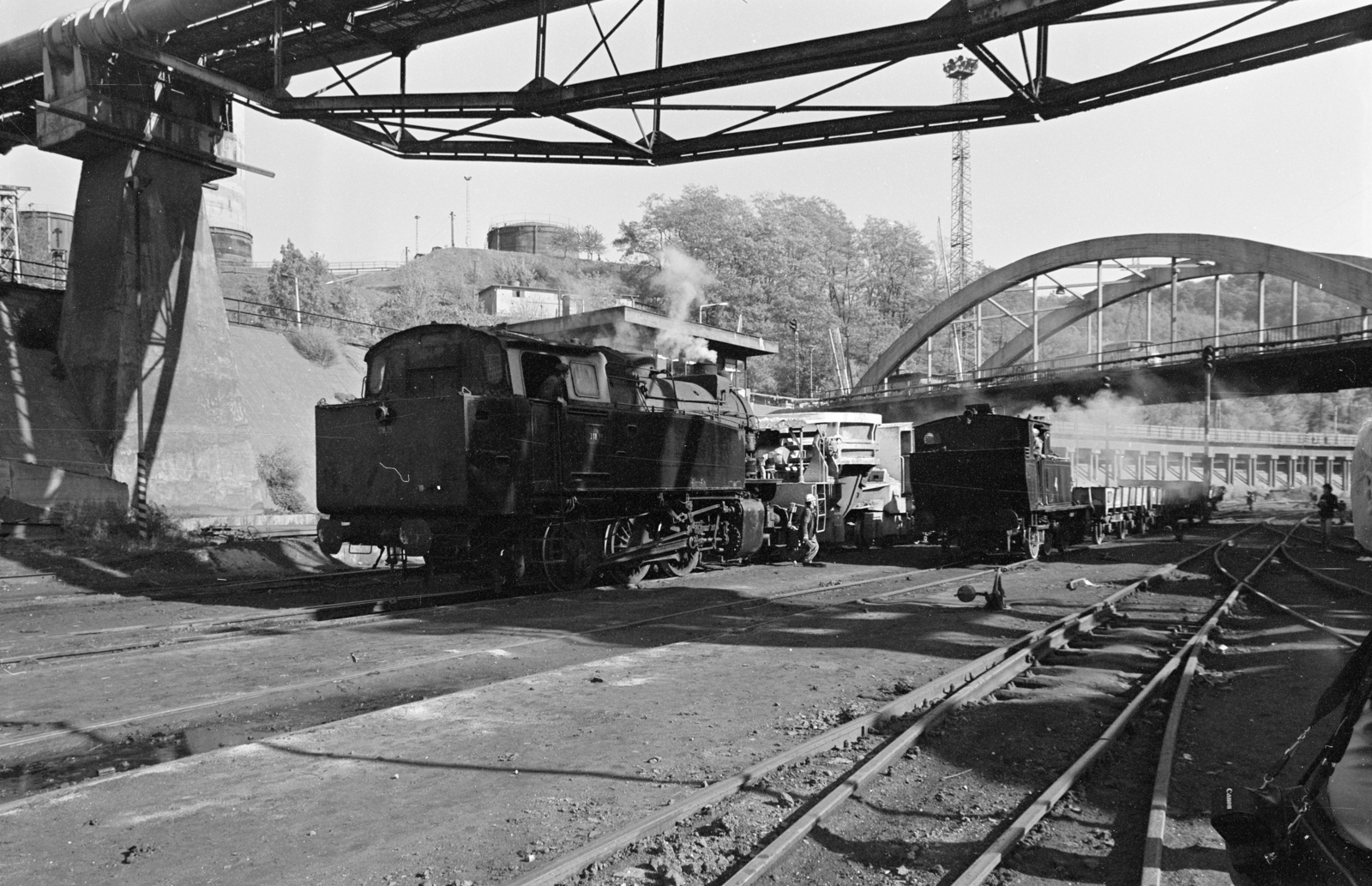 Hungary, Ózd, Ózdi Kohászati Üzemek, 318.19 pályaszámú gőzmozdony, háttérben a Gyár utcai vasúti felüljáró., 1983, ETH Zürich, steam locomotive, Fortepan #211507
