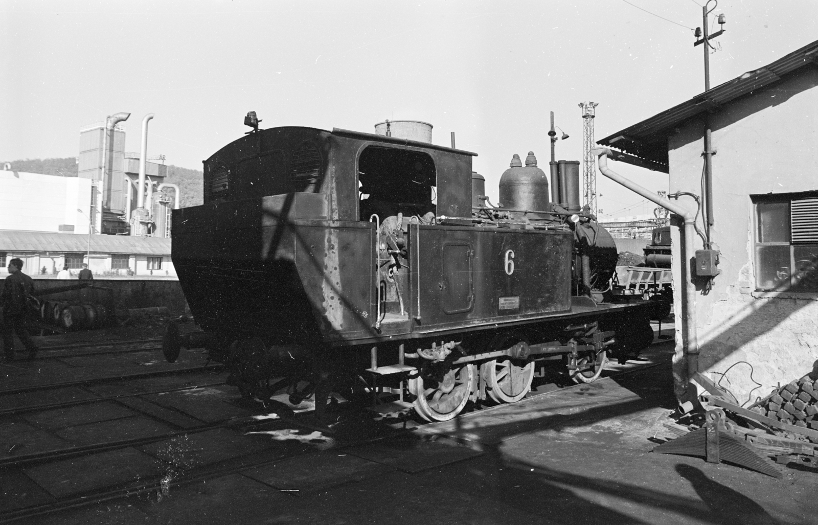 Hungary, Ózd, Ózdi Kohászati Üzemek, 6-os pályaszámú gőzmozdony, balra a háttérben az oxigéngyár., 1983, ETH Zürich, steam locomotive, Fortepan #211509
