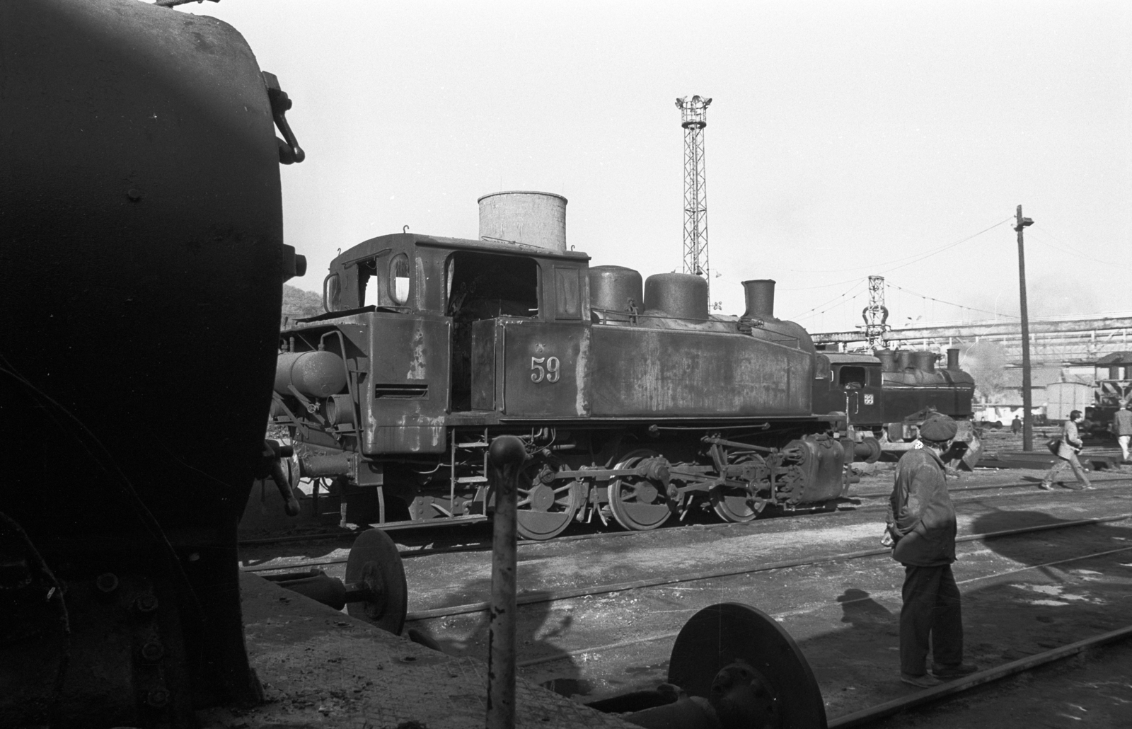 Hungary, Ózd, Ózdi Kohászati Üzemek, 59-es pályaszámú gőzmozdony, mögötte a Velence-telep közelében álló hűtőtorony., 1983, ETH Zürich, steam locomotive, Fortepan #211517