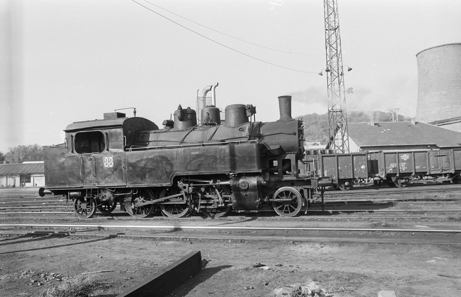 Hungary, Ózd, MAX Ózdi Kohászati Üzemek, 33-as pályaszámú gőzmozdony, jobbra a Velence-telep közelében álló hűtőtorony., 1983, ETH Zürich, steam locomotive, Fortepan #211518