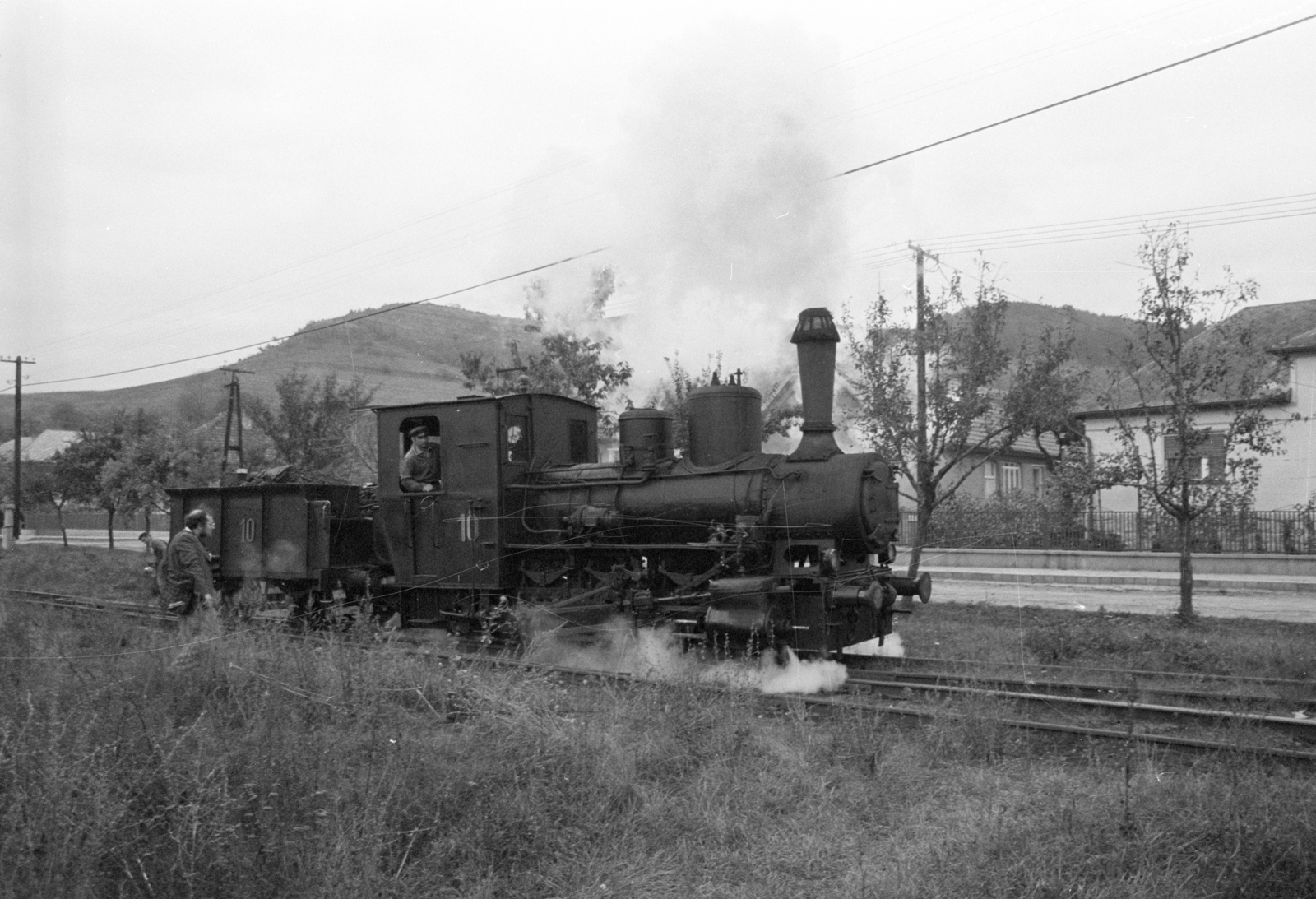 Hungary, Borsodnádasd, az Ózd - Borsodnádasd iparvasút 10-es pályaszámú gőzmozdonya. Háttrében a Rákóczi Ferenc utca 20. és 22. számú háza., 1983, ETH Zürich, steam locomotive, Fortepan #211527