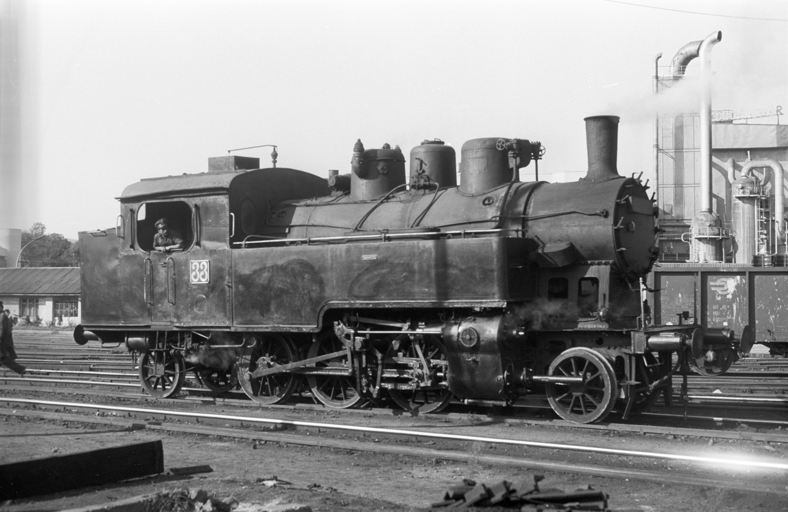 Hungary, Ózd, Ózdi Kohászati Üzemek, 33-as pályaszámú gőzmozdony, jobbra a háttérben az oxigéngyár., 1983, ETH Zürich, steam locomotive, Fortepan #211531