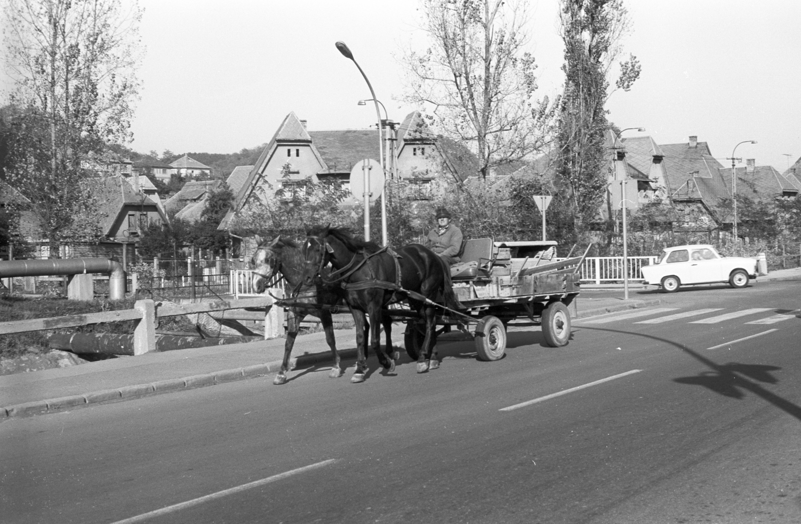 Hungary, Ózd, 25-ös főút, háttérben Velence-telep házai láthatók.., 1983, ETH Zürich, Horse-drawn carriage, Fortepan #211532