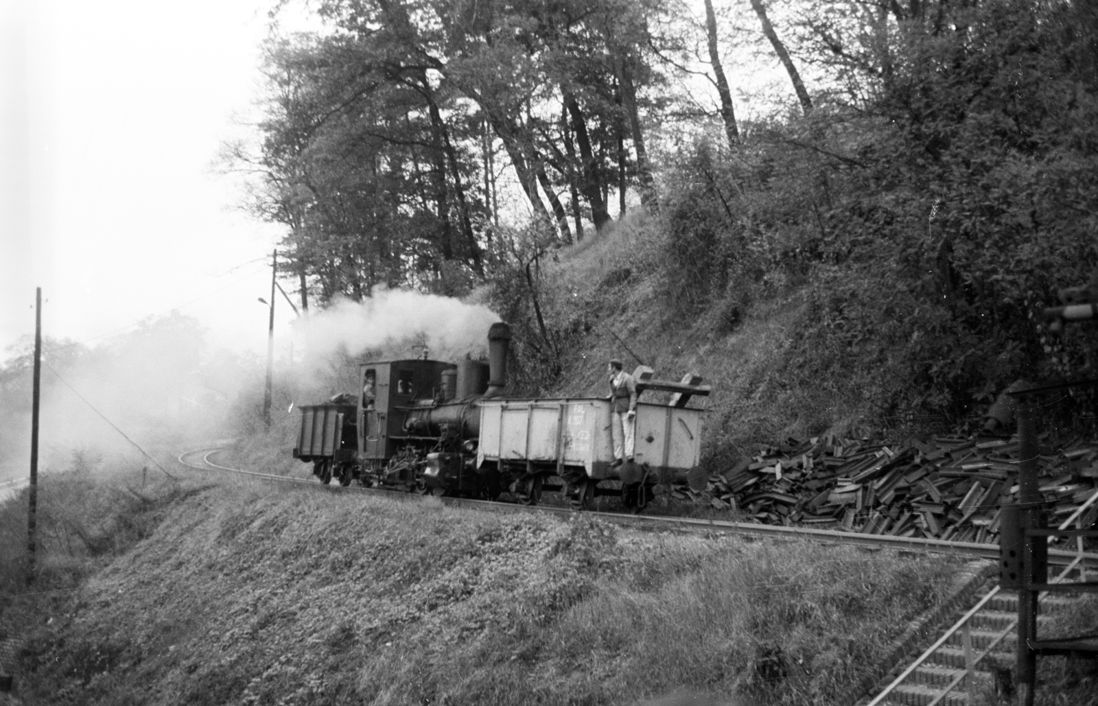 Hungary, Borsodnádasd, az Ózd - Borsodnádasd iparvasút szerelvénye az Új utca felett, a Lemezgyár közelében., 1983, ETH Zürich, steam locomotive, Fortepan #211533