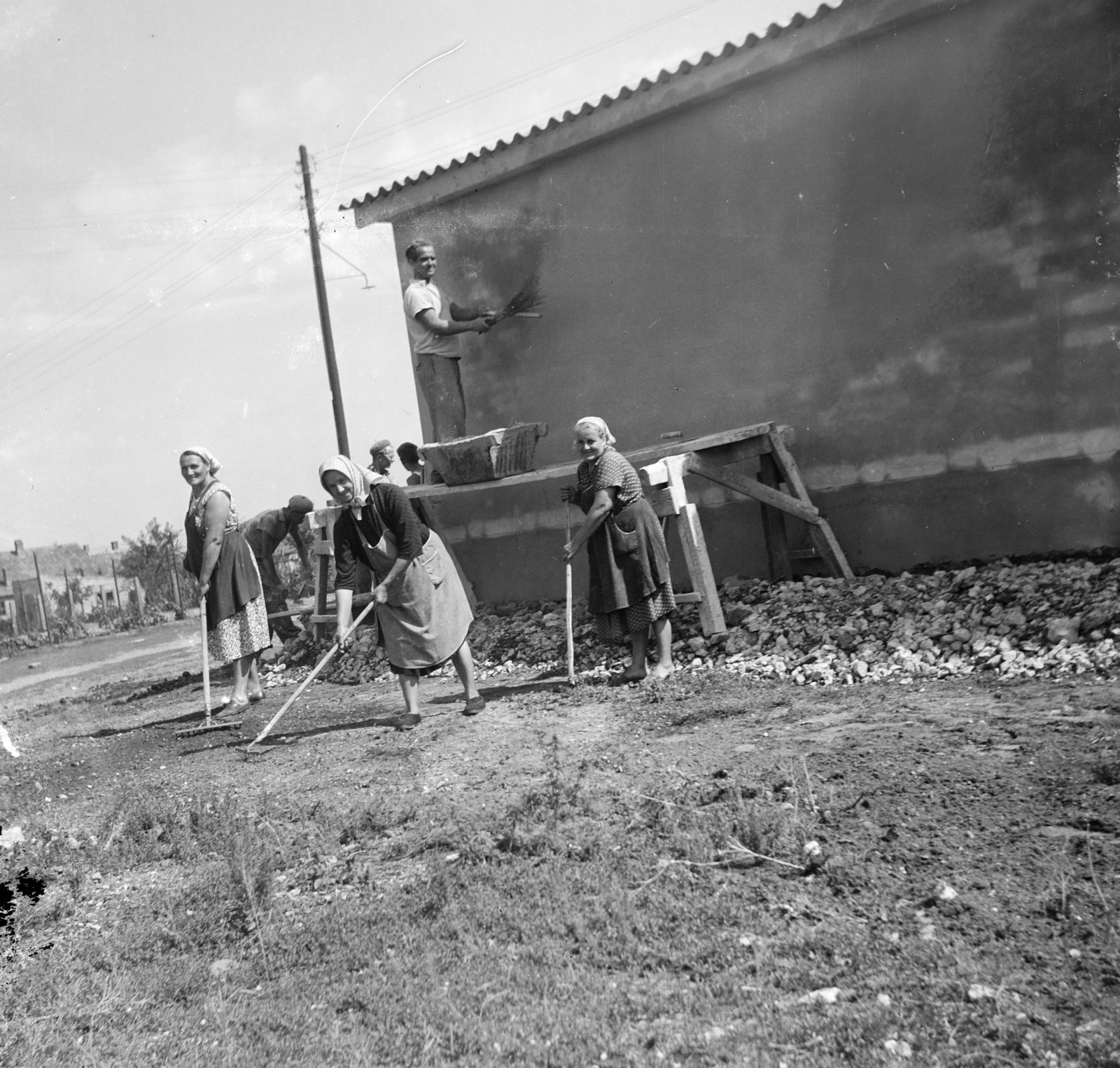 1960, Szabó József 2., plastering, mortar box, women, rake, Fortepan #211535