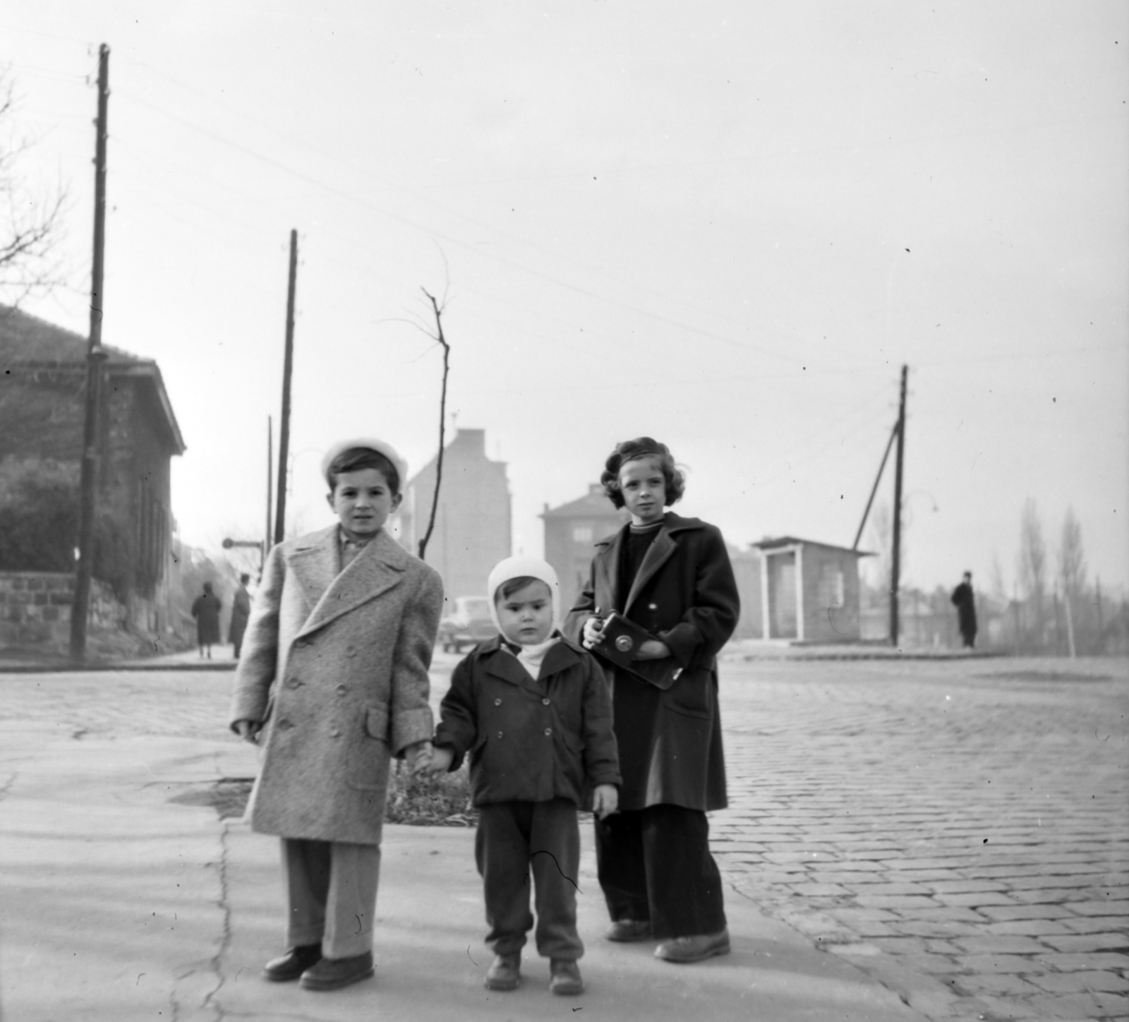 Hungary, Budapest I., Hegyalja út, balra a Sánc utca., 1946, Szabó Krisztina, Budapest, pylon, kids, coat, bus stop, Fortepan #211545