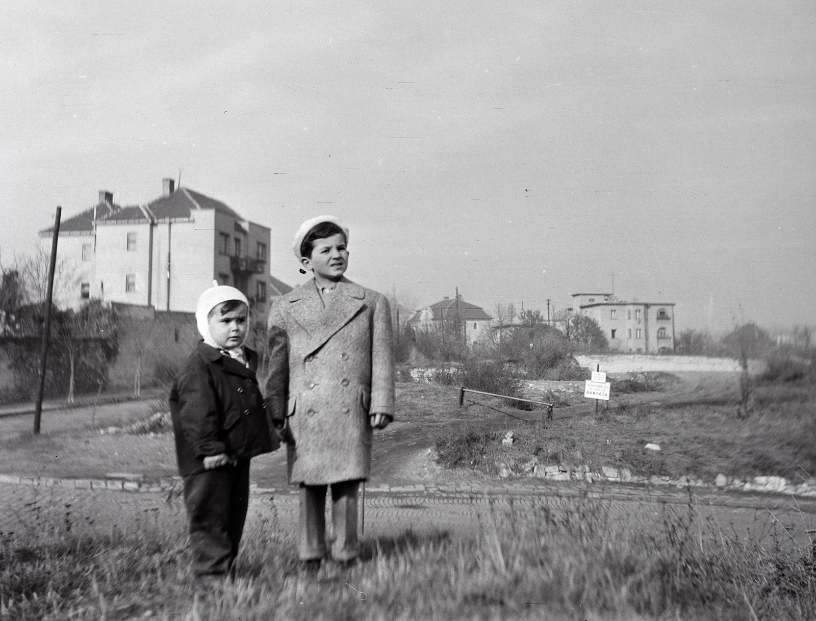 Hungary, Budapest I., Hegyalja út, balra a háttérben a Czakó utca., 1946, Szabó Krisztina, Budapest, cap, kids, coat, kid, Fortepan #211553