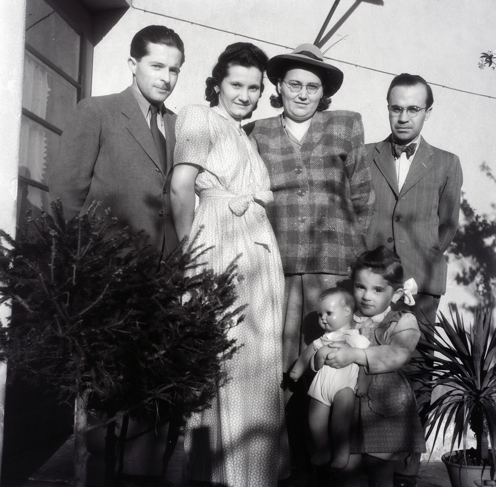 1946, Szabó Krisztina, tie, suit, gentleman, lady, tableau, smile, girl, ribbon, pine, toy doll, bow tie, Fortepan #211554