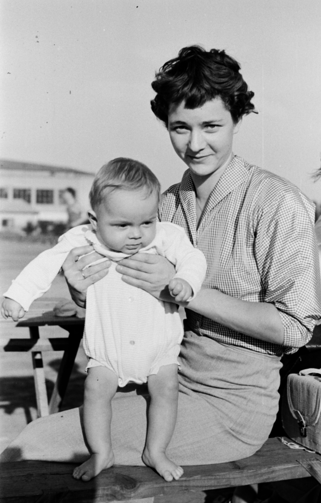 Hungary, Budapest XIV., Istvánmezei út 3-5., háttérben a Nemzeti Sportcsarnok (később Gerevich Aladár Nemzeti Sportcsarnok)., 1957, Szalai Veronika, Budapest, hold in arms, mother, pride, Fortepan #211566