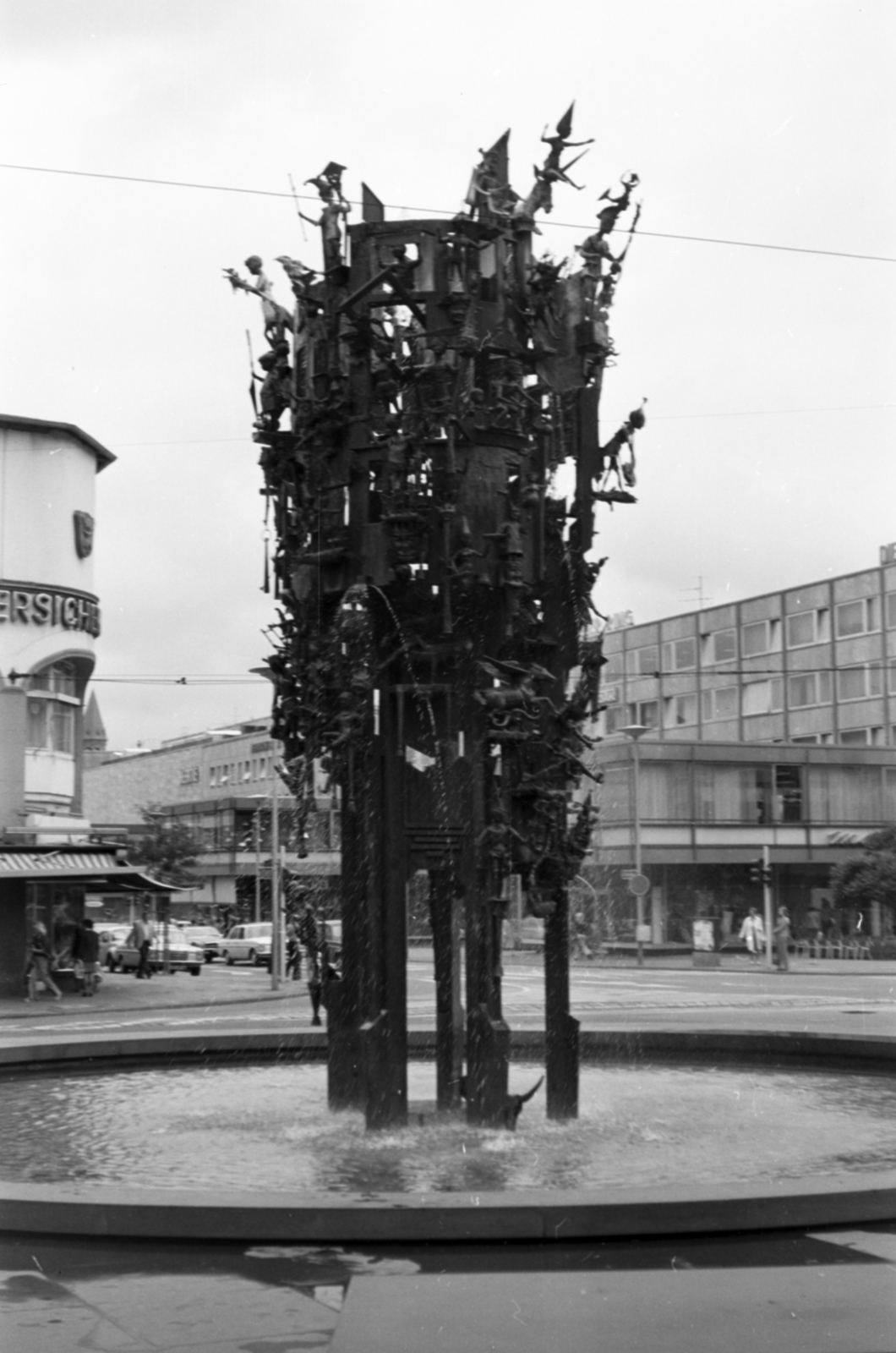 Németország, Mainz, Schillerplatz, szemben a Ludwigsstrasse. Fastnachtsbrunnen (farsangi / karneváli szökőkút) Blasius Spreng szobrászművész 1967-es alkotása., 1969, Szalai Veronika, szobor, modern művészet, Fortepan #211581