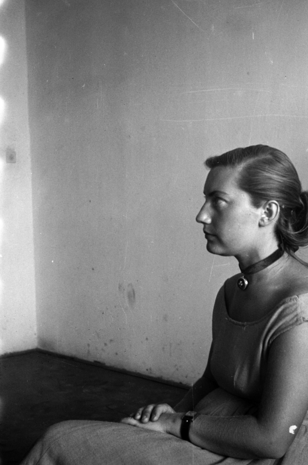 1954, Szalai Veronika, portrait, summer dresses, lady, medal, hairdo, sitting, face profile, Fortepan #211582