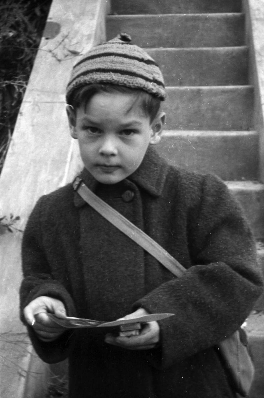 1954, Szalai Veronika, portrait, coat, kid, shoulder bag, stairs, cap, Fortepan #211584