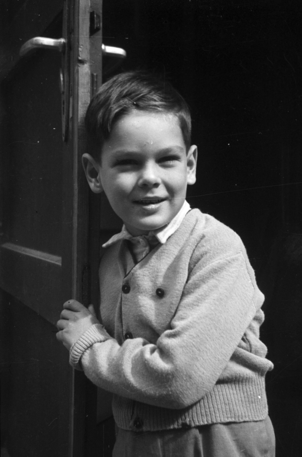 1954, Szalai Veronika, portrait, smile, kid, standing in door, cardigan, Fortepan #211585