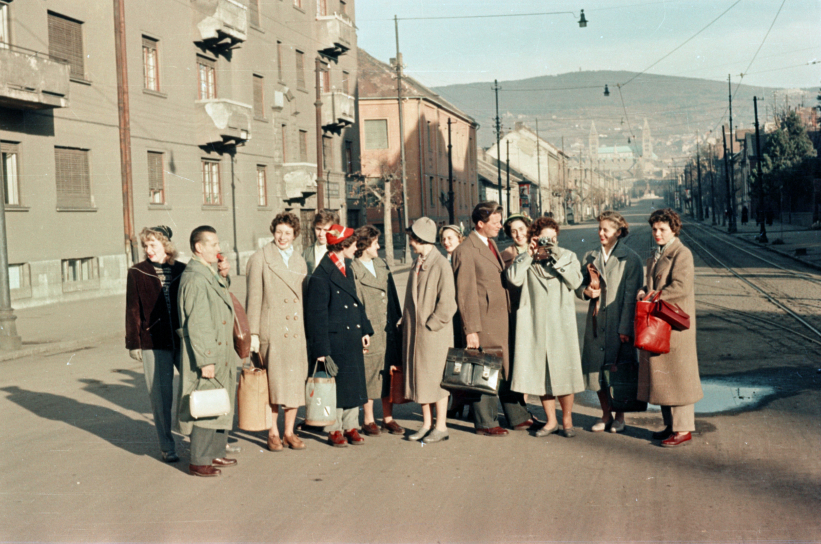 Magyarország, Pécs, Szabadság utca, háttérben a Szent Péter- és Szent Pál-székesegyház., 1955, Szalai Veronika, színes, fényképezőgép, retikül, fényképész, Fortepan #211593