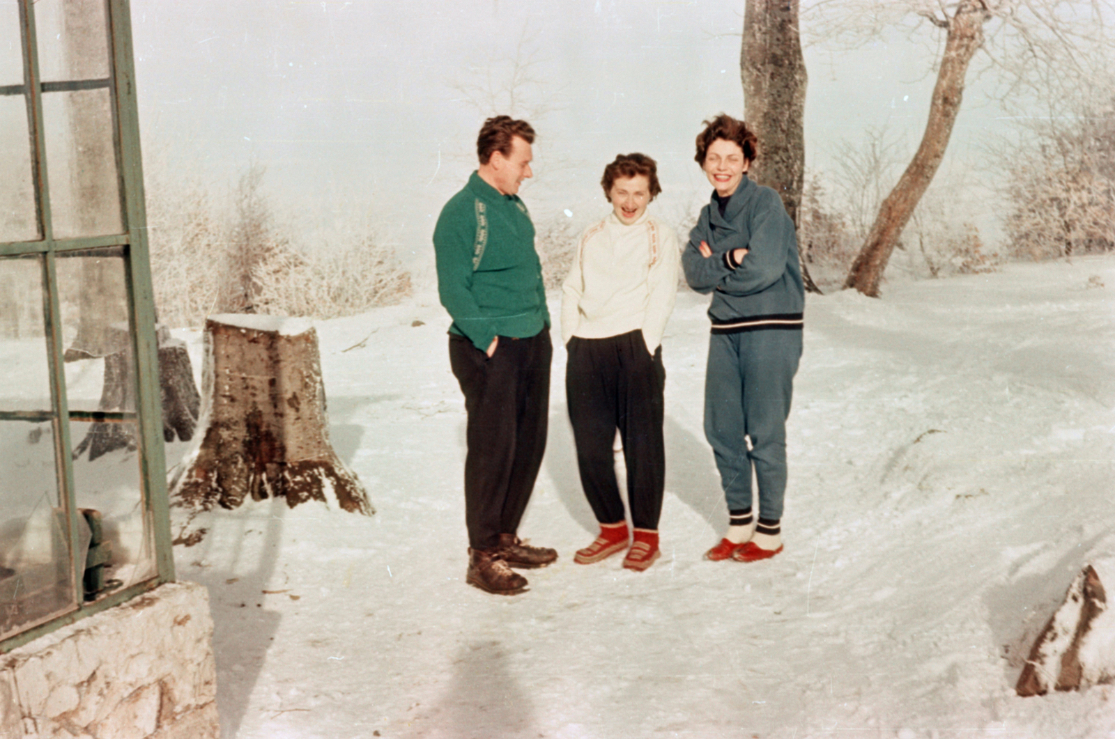 Magyarország, Kékestető, a felvétel a Dózsa Síház előtt készült., 1955, Szalai Veronika, hó, színes, melegítő, túrabakancs, zsebredugott kéz, karba tett kéz, Fortepan #211597