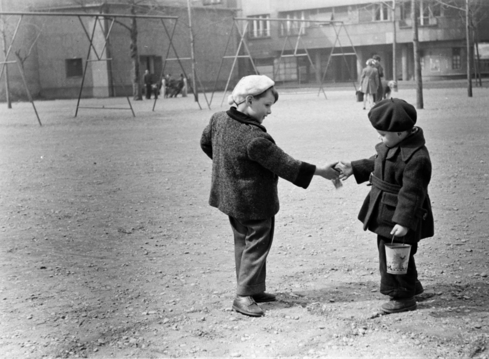 Hungary, Budapest IX., Markusovszky (Úttörő) tér, szemben jobbra a Köztelek utca 4/b számú ház., 1952, Szalai Veronika, Budapest, handshake, kids, beret, playground, bucket, Fortepan #211613