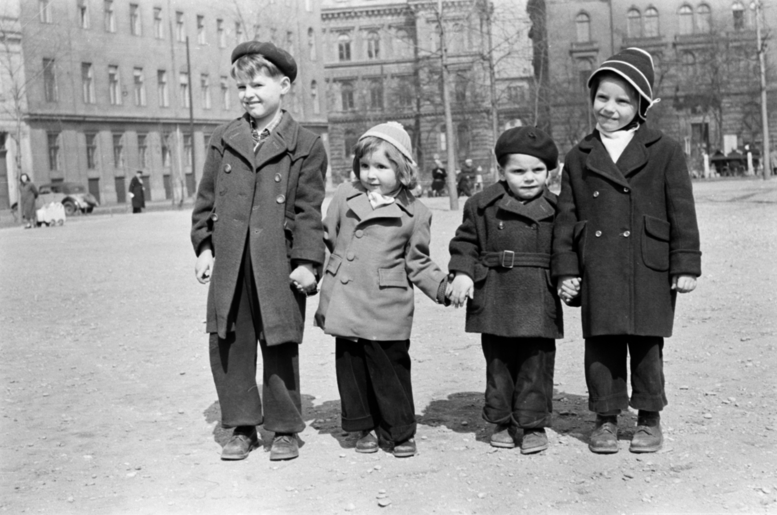 Magyarország, Budapest IX.,Budapest VIII., Markusovszky (Úttörő) tér, balra a Köztelek utca, szemben az Üllői út 26-28. Klinikai tömb központi épülete., 1952, Szalai Veronika, Budapest, kabát, sapka, gyerekek, kézenfogva, Fortepan #211614