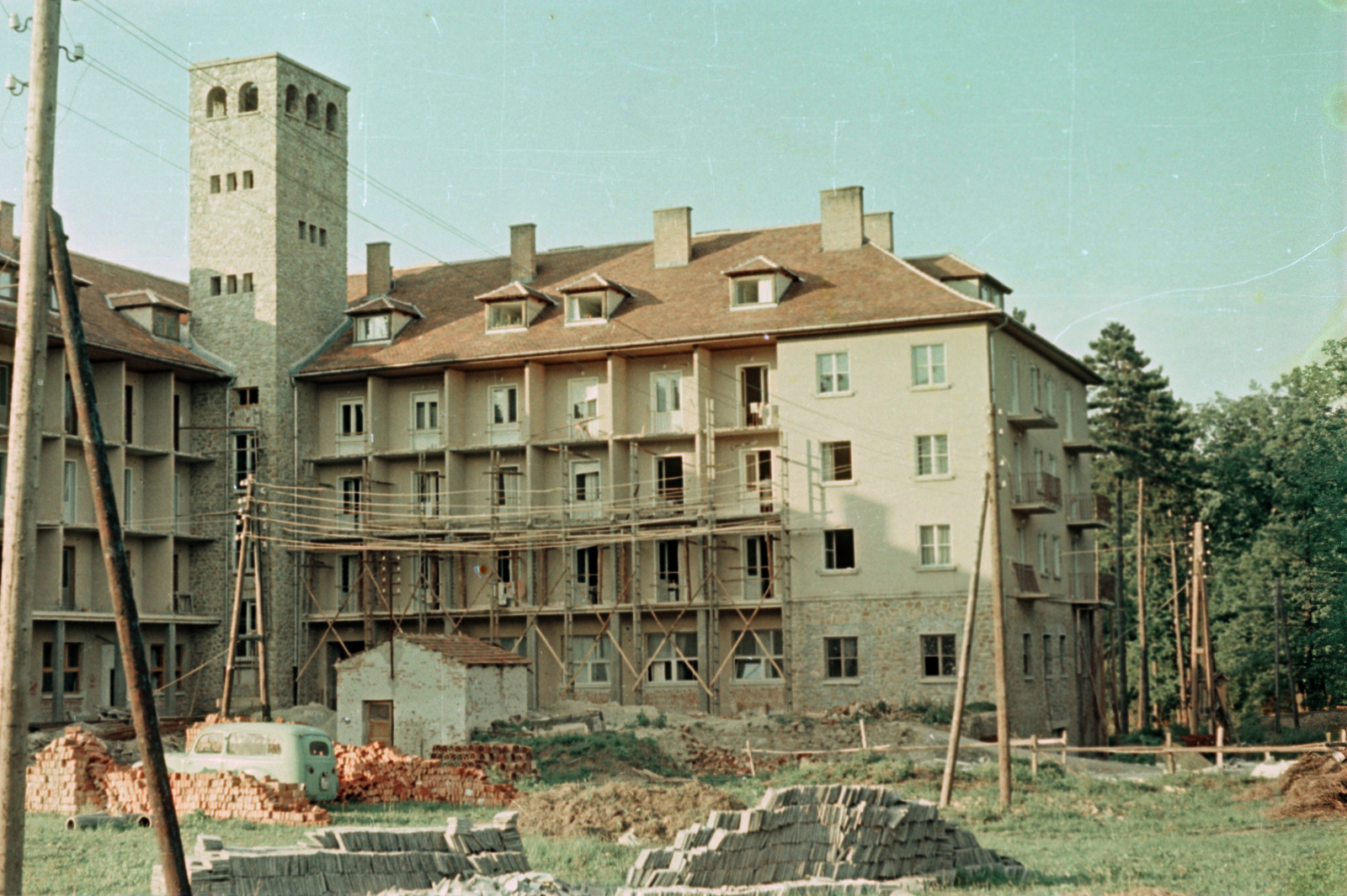 Magyarország, Sopron, Várisi út 2., Állami Szanatórium (később Soproni Gyógyközpont Rehabilitációs Intézet)., 1955, Szalai Veronika, színes, építkezés, állvány, Fortepan #211619