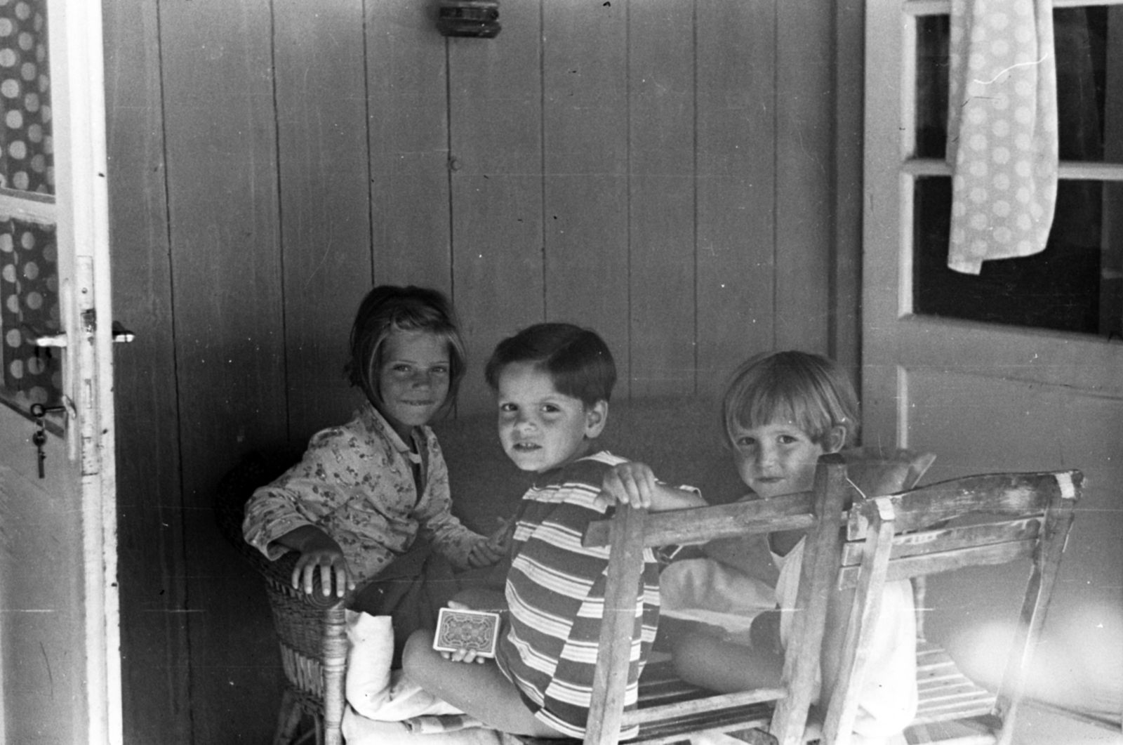 1958, Szalai Veronika, kids, looking back, three people, card game, Fortepan #211630