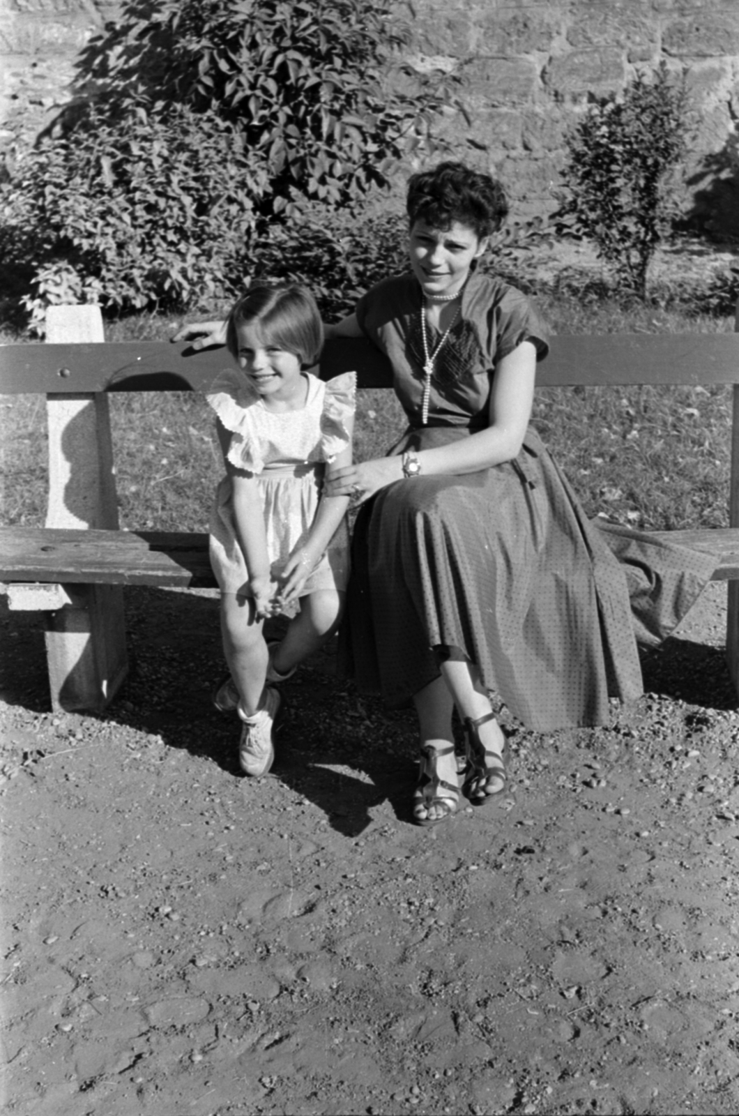 Hungary, Budapest IX., Markusovszky (Úttörő) tér, háttérben az egykori Ferencvárosi Dohánygyár térfala., 1958, Szalai Veronika, Budapest, mother, girl, Fortepan #211635