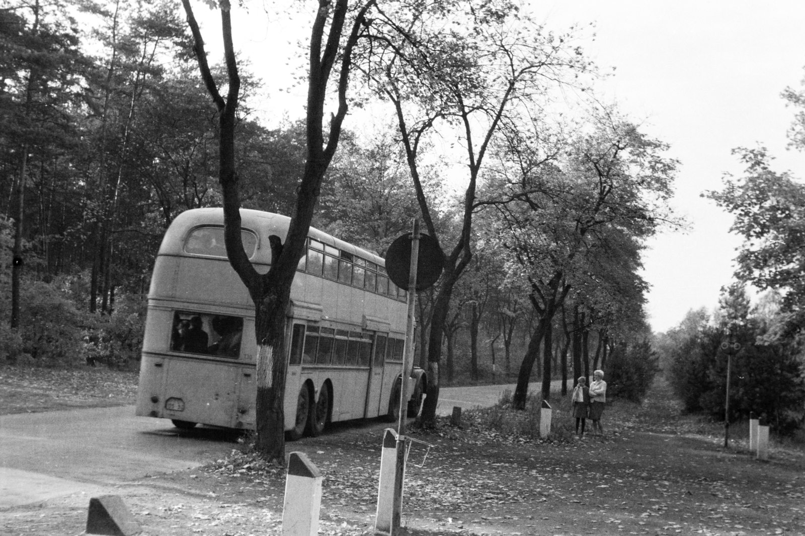 Németország, Berlin, Kelet-Berlin, Müggelheimer Damm. A kelet-berlini közlekedési vállalat (BVG Ost) DoSa S6 típusú nyerges emeletes autóbusza., 1962, Szathmáry Géza dr., NDK, Kelet-Berlin, Fortepan #211667