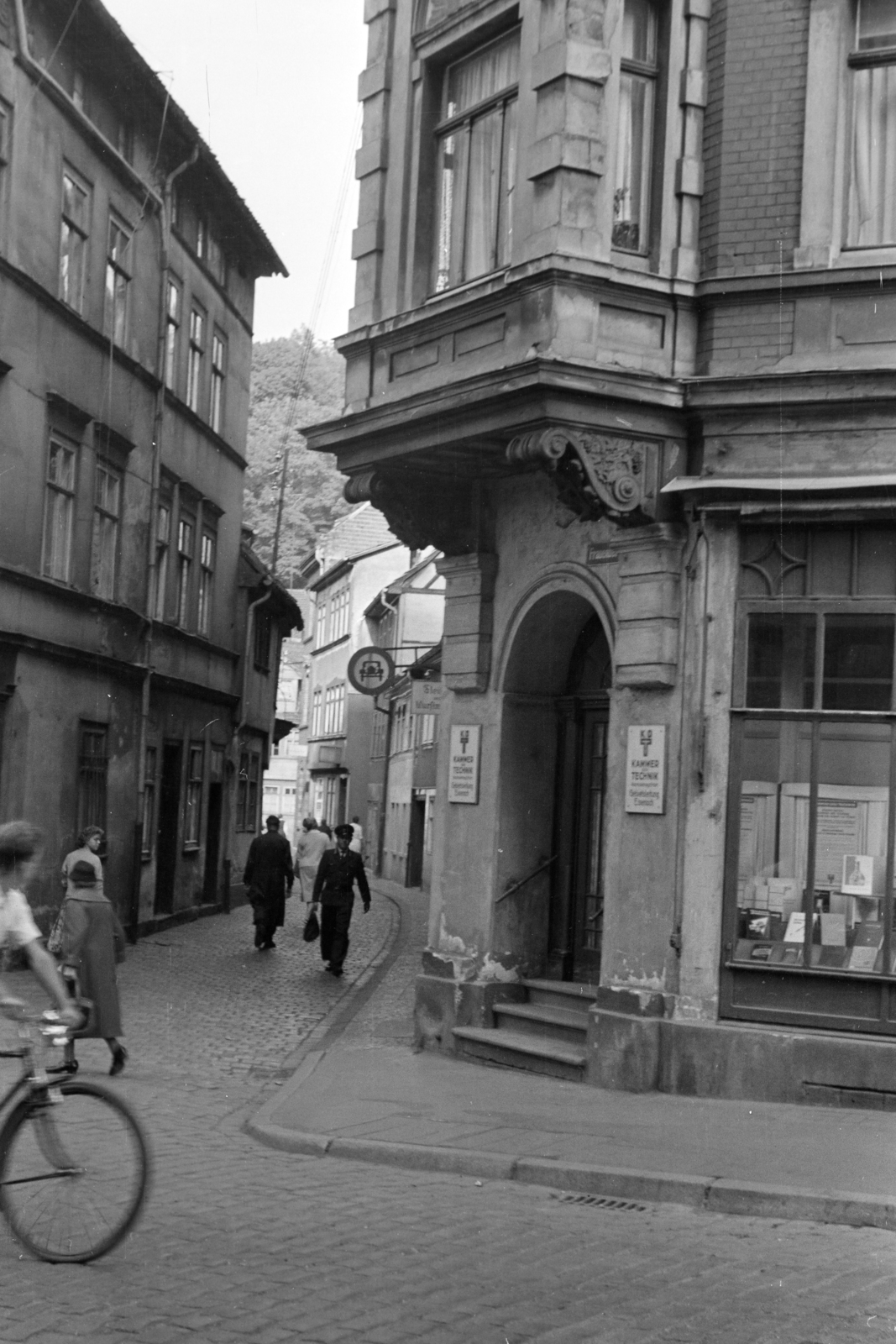 Németország, Eisenach, a Frauenberg és a Kleine Löbergasse sarkán az NDK Mérnöki Kamarája Erfurti Kerület Eisenachi Területi Vezetösége (Kammer der Technik Bezirksleitung Erfurt Gebietsleitung Eisenach)., 1962, Szathmáry Géza dr., NDK, Fortepan #211669