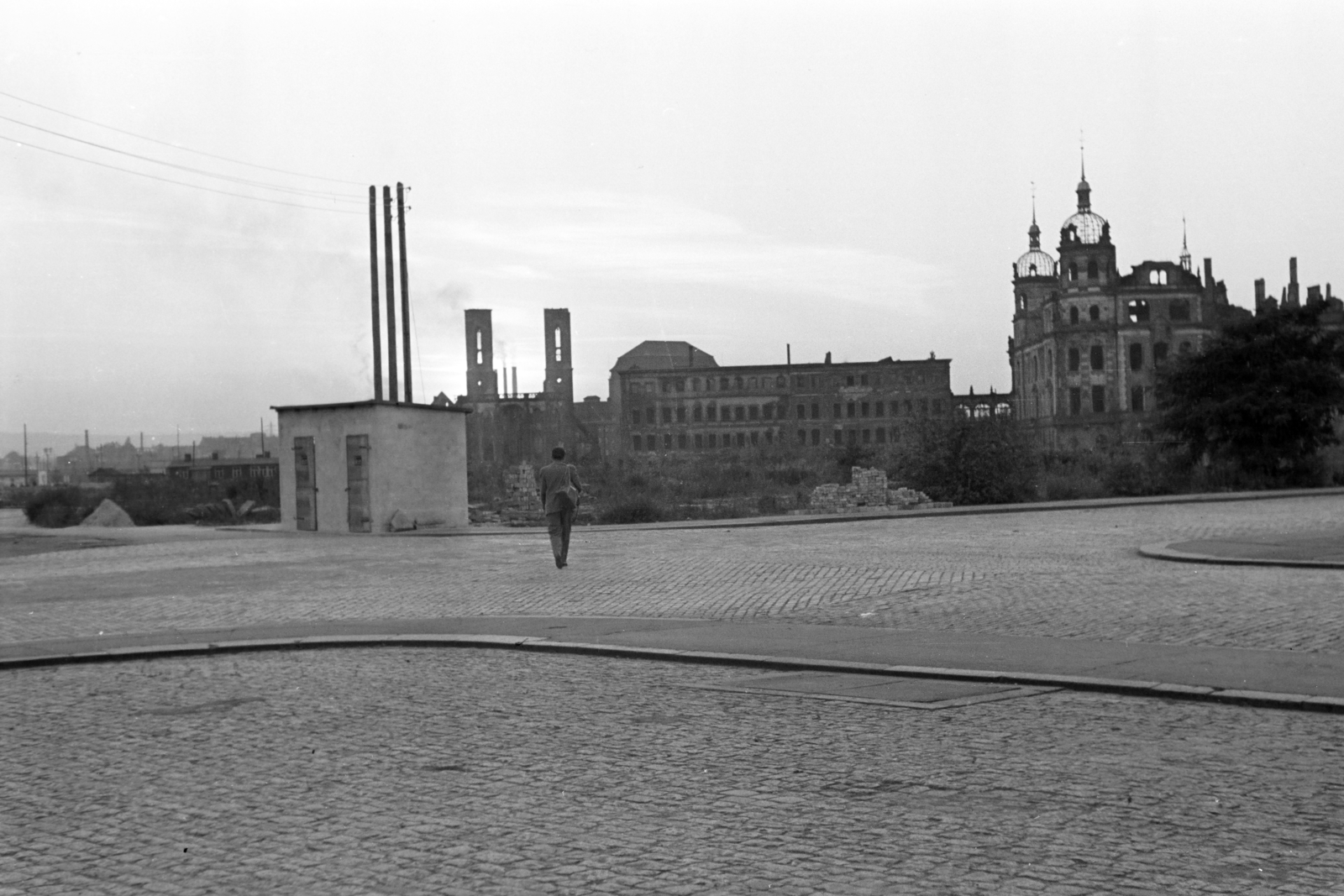 Németország, Drezda, kilátás a Neumarkt-ról, balra a Zsófia-templom (Sophienkirche) két romos tornya, ettől jobbra a Taschenberg-palota és a Residenzschloss., 1962, Szathmáry Géza dr., NDK, Fortepan #211672