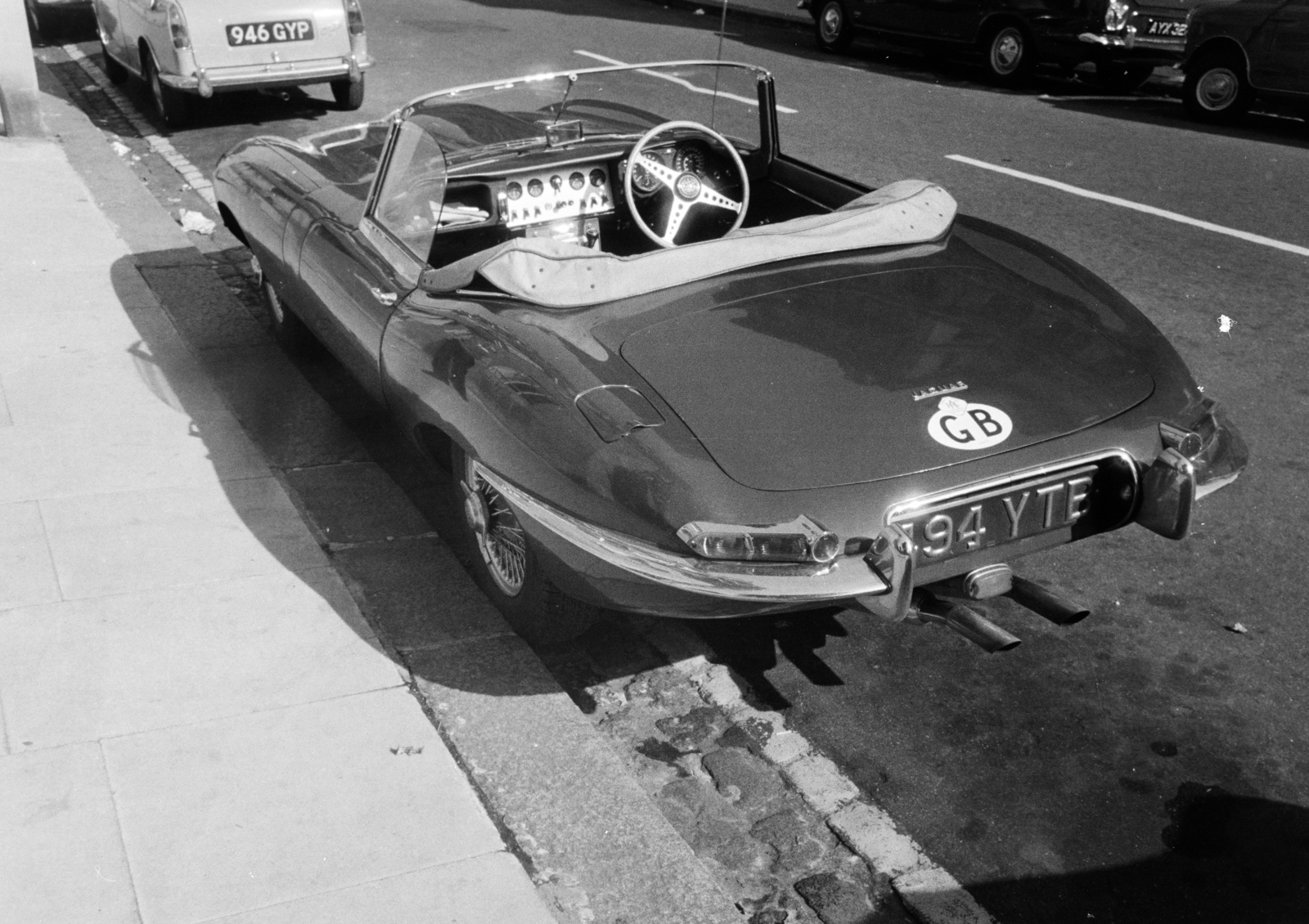 Egyesült Királyság, London, 1965, Szathmáry Géza dr., Jaguar-márka, Jaguar E-type, rendszám, kabrió, jobbra hajts, Fortepan #211675