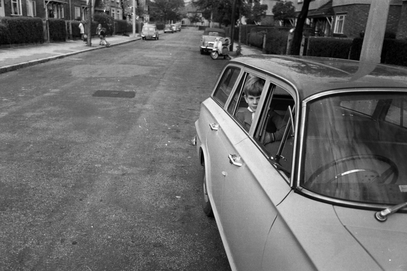 United Kingdom, London, Richmond upon Thames városrész, Chaucer Avenue a Garrick Road felé nézve., 1965, Szathmáry Géza dr., Best of, peeking, Fortepan #211682
