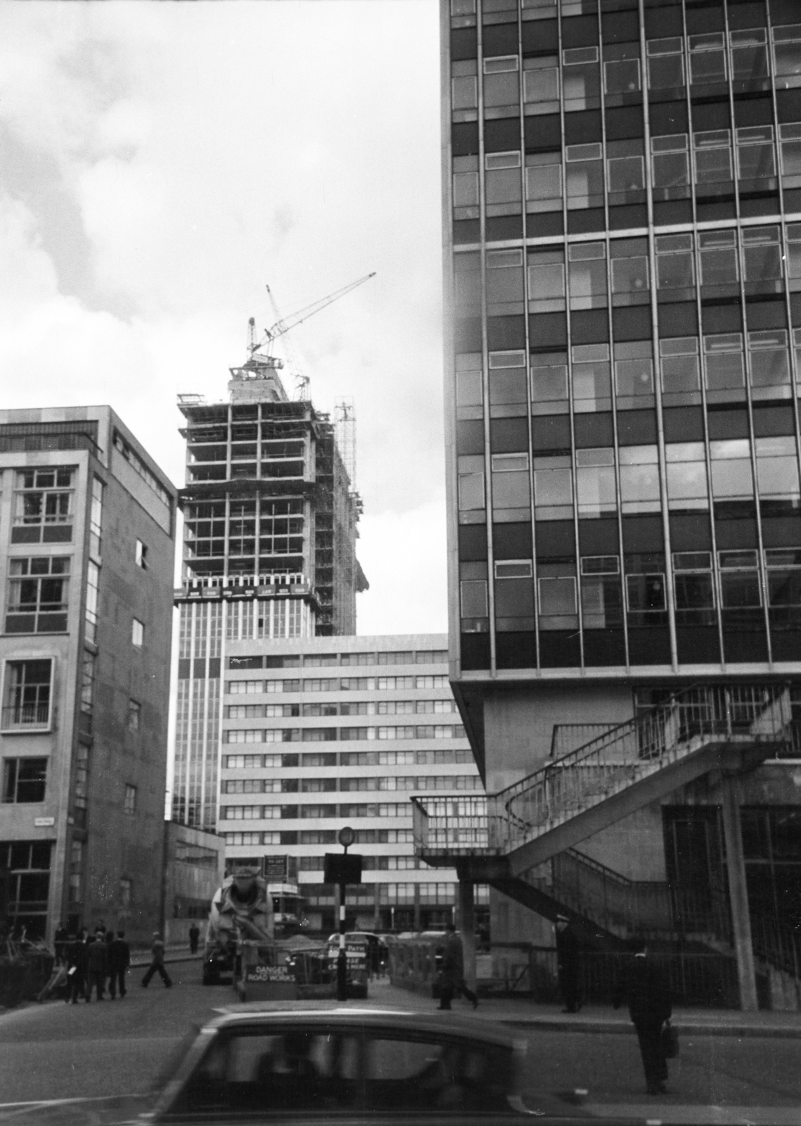 United Kingdom, London, London Wall a Fore Street Avenue felé nézve, jobbra a Moor House, szemben a Tenter House, a háttérben az épülő Citypoint magasház., 1965, Szathmáry Géza dr., street view, tall house, Fortepan #211688