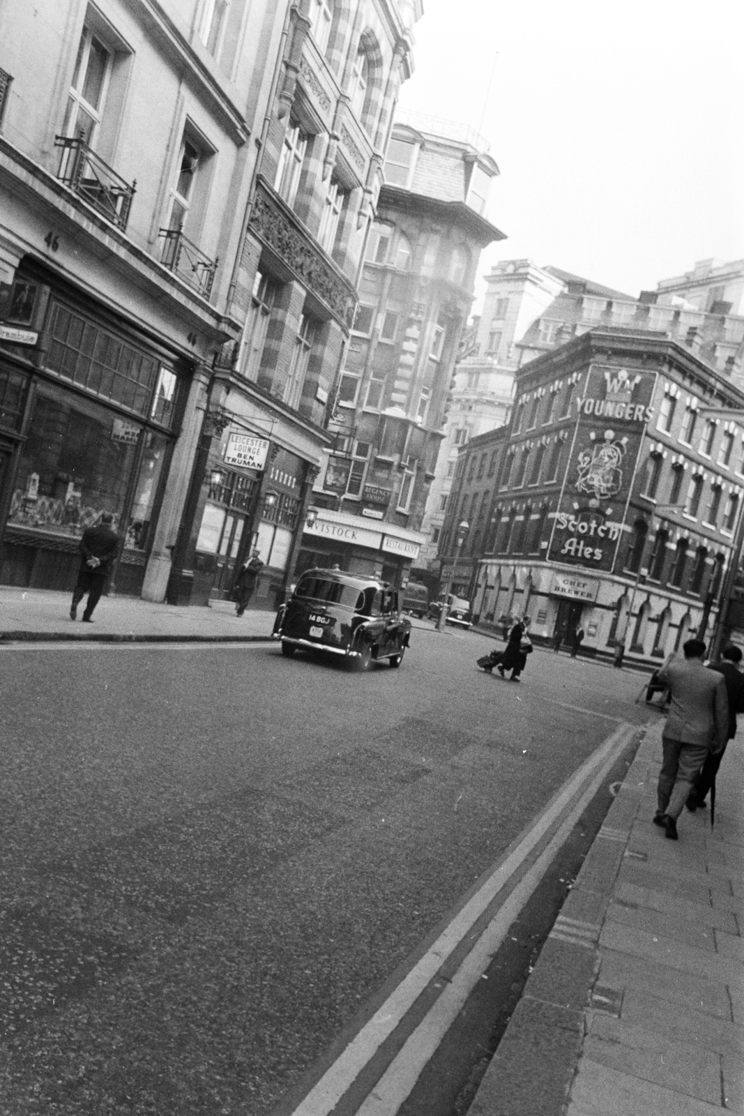 United Kingdom, London, Glasshouse Street a Regent Street felől, szemben a Brewer Street torkolata., 1965, Szathmáry Géza dr., street view, taxicab, neon sign, Fortepan #211690