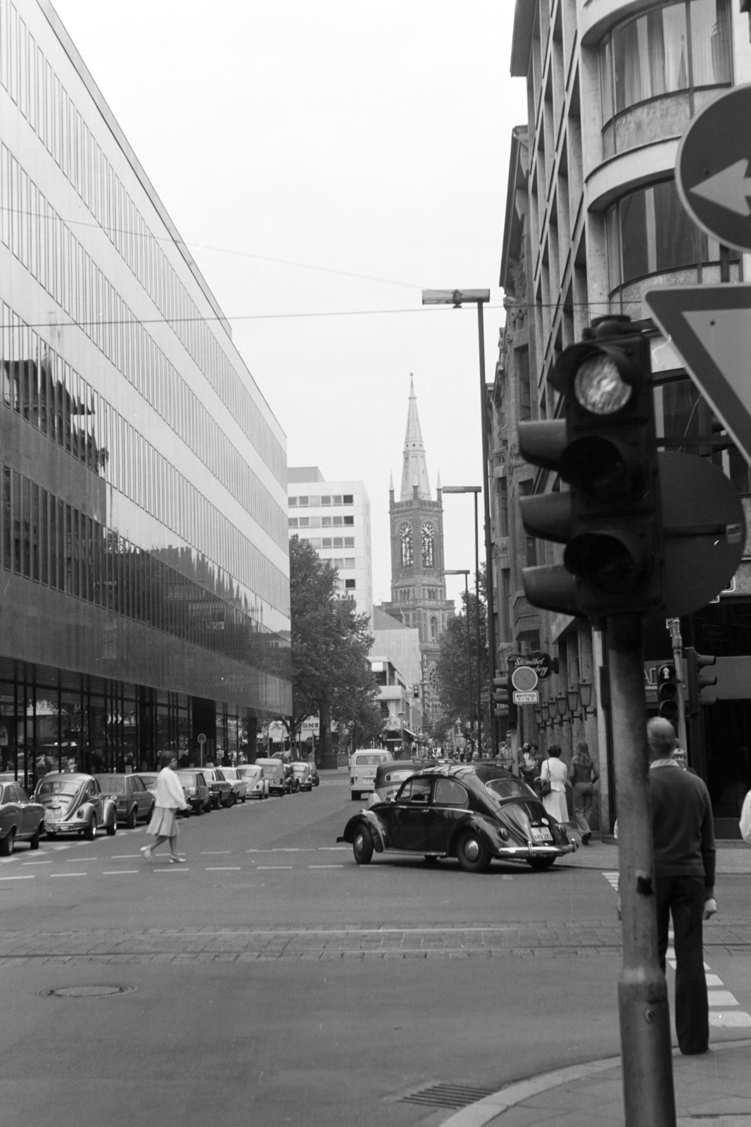 Germany, Düsseldorf, balra a Heinrich-Heine-Allee, jobbra a Breite Strasse. Szemben a Trinkausstrasse, tovább a Stadtgraben hídján túl a Königstraße a Martin-Luther-Platz felé, ott a Szent János Evangélista-templom (Johanneskirche)., 1969, Szathmáry Géza dr., signal, steeple, Fortepan #211701
