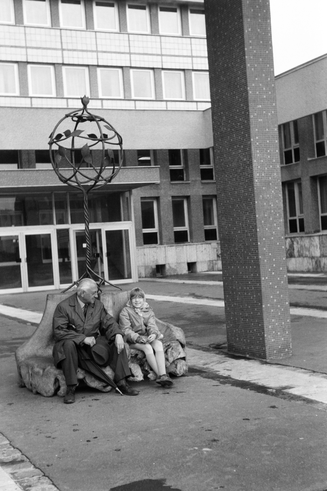 Magyarország, Kecskemét, Deák Ferenc tér, a Megyeháza előtt Nagy Kristóf szobrászművész Életfa című alkotása., 1976, Szathmáry Géza dr., Fortepan #211718
