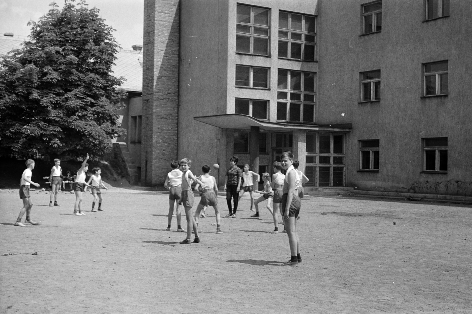 Hungary, Budapest XI., az Érdi úti Általános Iskola (később Farkasréti Általános Iskola) udvara., 1960, Szathmáry Géza dr., school yard, Budapest, Fortepan #211732
