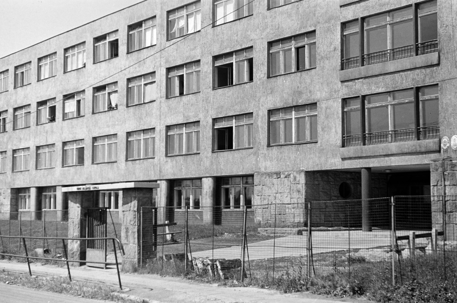 Magyarország, Budapest XI., az Érdi úti Általános Iskola (később Farkasréti Általános Iskola) a Tömös utca felől., 1960, Szathmáry Géza dr., iskola, Budapest, Fortepan #211734